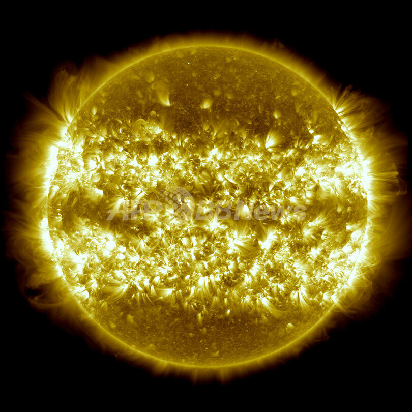 太陽表面を取り巻く黄金の光 Nasa衛星画像 写真1枚 国際ニュース Afpbb News