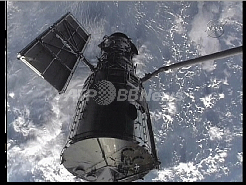 アトランティス、ハッブル宇宙望遠鏡を貨物室内に回収