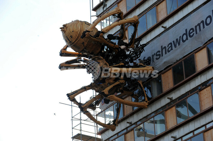 巨大なクモのロボット、リバプールのオフィス街ビル壁面に出現