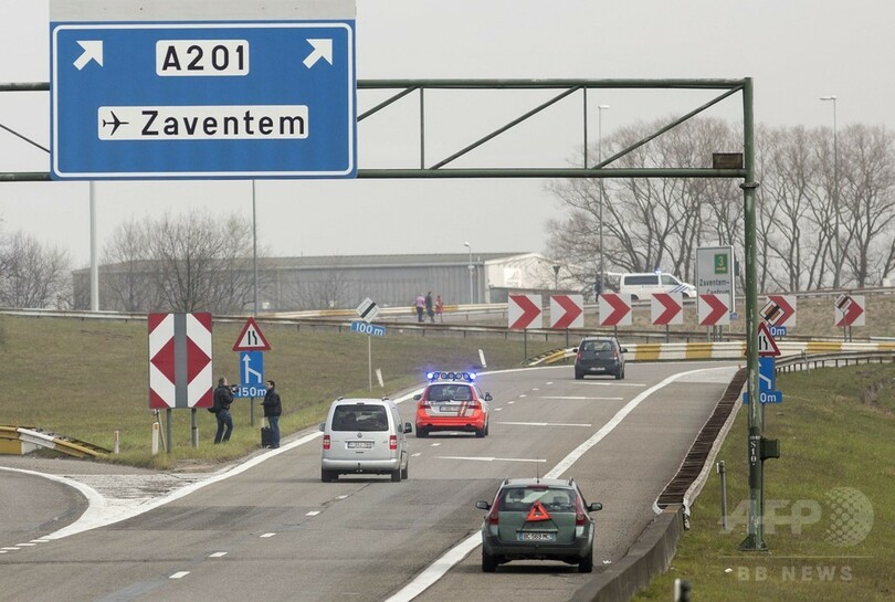 ベルギー国際空港で2度の爆発、死者14人 負傷者90人以上