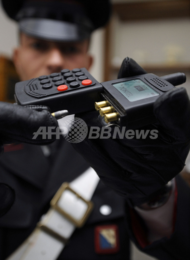 新機能の携帯電話 モバイルフォン銃 を伊マフィアから押収 写真3枚 国際ニュース Afpbb News