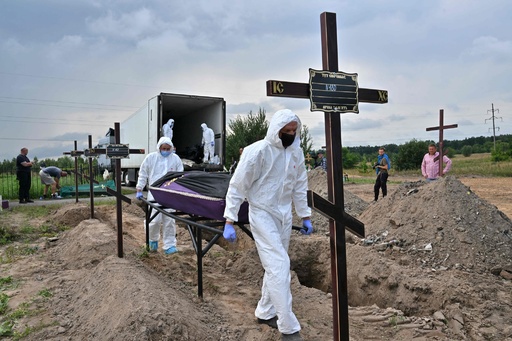 ブチャ虐殺、身元不明者の埋葬開始 ウクライナ 写真16枚 国際ニュース 