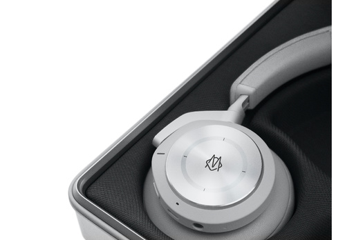 リモワ × バング&オルフセン」ラグジュアリーな限定ヘッドフォン