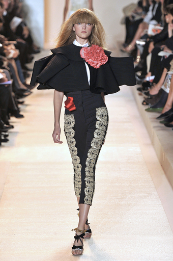 09年春夏パリ・コレクション＞クリスチャン ラクロワ、新作を