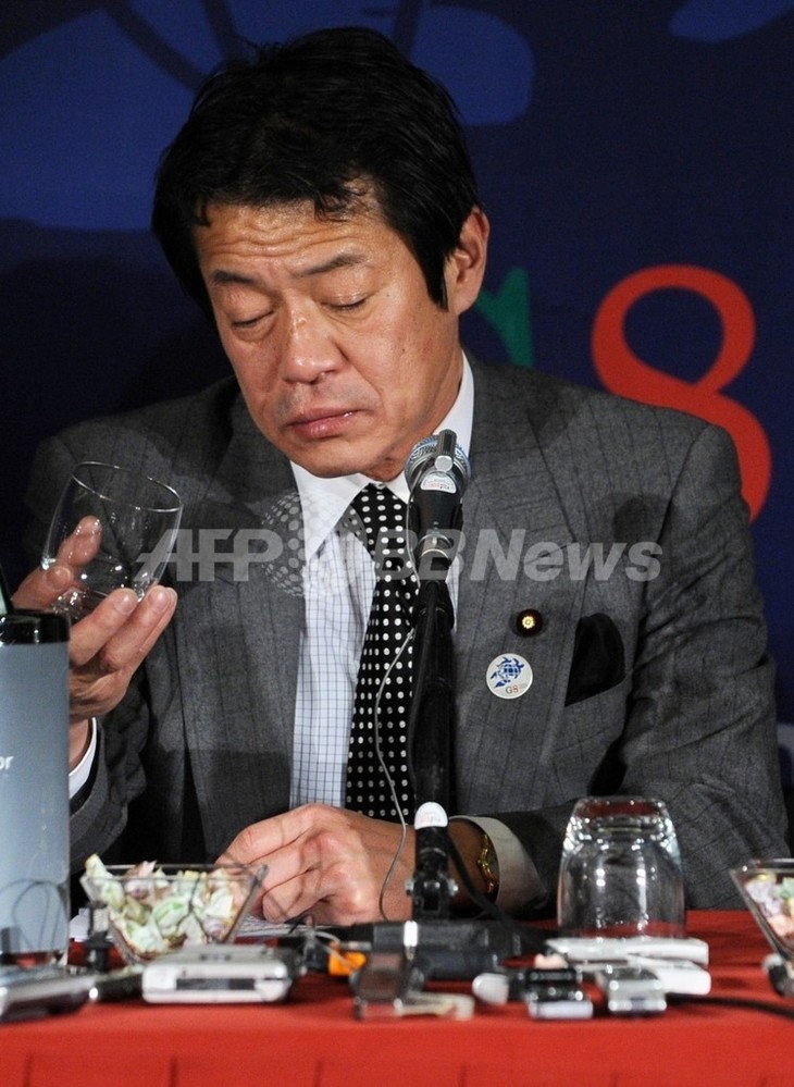 中川前財務相、博物館でも問題行動 警報鳴らし美術品触る 写真1枚 国際