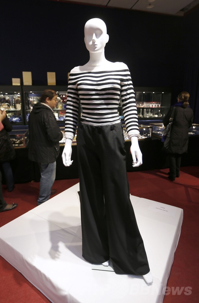 「ルイ・ヴィトン」の限定スーツケースなど約1000点がオークションに