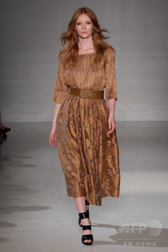 膝下丈のスカートでエレガントに、「ジル・スチュアート」15年春夏