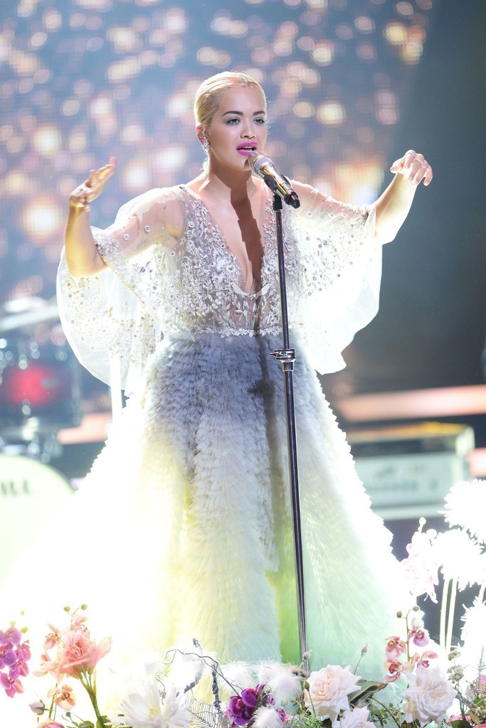 第67回「バンビ賞」授賞式、リタ・オラが熱唱