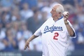 18MLB、ワールドシリーズ（7回戦制）第3戦、ロサンゼルス・ドジャース対ボストン・レッドソックス。試合前の始球式を務めるロサンゼルス・ドジャース元監督のトミー・ラソーダ氏（2018年10月26日撮影）。(c)Ezra Shaw/Getty Images/AFP