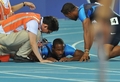 第13回世界陸上大邱大会（13th IAAF World Championships in Athletics Daegu）は4日、男子4×100メートルリレー決勝が行われ、ジャマイカが37秒04の世界新記録で金メダルを獲得した。

レース中に転倒した米国の第3走者のダービス・パットン（Darvis Patton、中央、2011年9月4日撮影）。(c)AFP/KIM JAE-HWAN