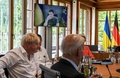 ドイツ・エルマウ城で開幕した先進7か国（G7）首脳会議（サミット）にビデオ通話で参加するウォロディミル・ゼレンスキー大統領（2022年6月27日撮影）。(c)Tobias SCHWARZ / POOL / AFP