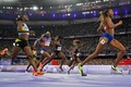 パリ五輪、陸上女子200メートル決勝。トップでフィニッシュラインを切る米国のガブリエル・トーマス（右、2024年8月6日撮影）。(c)Jewel SAMAD/ AFP