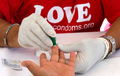 メキシコの首都メキシコ市（Mexico City）で行われた、「エイズ医療財団（AIDS Healthcare Foundation、AHF）」によるコンドームの使用を普及させる世界キャンペーン｢ラブ・コンドーム（Love Condoms）｣。写真は、エイズ検査を受ける人の手（2009年8月28日撮影）。(c)AFP/Luis ACOSTA