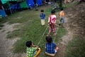 ミャンマー北部カチン州での武力衝突激化を受け避難を余儀なくされた子どもたち（2018年5月12日撮影）。(c)AFP PHOTO / Ye Aung Thu