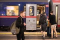 オーストリア・ウィーン中央駅で、ベネチア、チューリヒ行きの寝台車に乗る人々（2023年7月25日撮影）。(c)Alex HALADA / AFP
