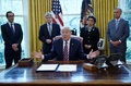 ドナルド・トランプ米大統領（中央）とスティーブ・ムニューシン財務長官（左）。米首都ワシントンのホワイトハウス大統領執務室で（2020年4月24日撮影）。(c)Olivier DOULIERY / AFP