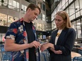 スウェーデンの首都ストックホルムで、コワーキングスペース「エピセンター」のマーケティングマネジャー、アマンダ・バックさん（右）の手に埋め込まれたマイクロチップをスマートフォンで読み込むディスラプティブ・サブダーマルスのハンネス・シェーブラッド社長（2021年12月20日撮影）。(c)Viken KANTARCI / AFP