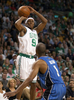 08-09NBA東カンファレンスプレーオフ準決勝、ボストン・セルティックス（%%Boston Celtics%%）対オーランド・マジック（%%Orlando Magic%%）第7戦。試合はマジックが101-82でセルティックスを下し、対戦成績を4勝3敗としてカンファレンス決勝に進出した。写真はマジックのラファー・アルストン（%%Rafer Alston%%）のマークを外し得点を狙うセルティックスのローハン・ロンド（%%Rajon Rondo%%）。（2009年5月17日撮影）(c)AFP/Getty Images/Elsa