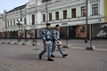 春の徴兵に合わせて貼り出された軍のポスター。ロシア・モスクワ市内で（2024年4月2日撮影）。(c)NATALIA KOLESNIKOVA / AFP