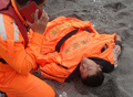 台湾沖を60時間漂流後、台東（Taitung）県の浜辺で沿岸警備隊に救出される曽連発（Tseng Lien-fa）さん（2014年1月5日撮影、同6日提供）。(c)AFP/TAIWAN COAST GUARD