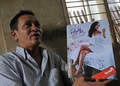 ミャンマー・ヤンゴン（Yangon）の自宅で、性教育雑誌「Hyno」をAFPの記者に見せる同誌のコ・ウー・スウェ（Ko Oo Swe）編集長（2012年11月28日撮影）。(c)AFP/Soe Than WIN