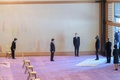 皇居で国際オリンピック委員会（IOC）関係者らと面会される天皇陛下（中央）。宮内庁提供（2021年7月22日撮影・公開）。(c)AFP PHOTO / Imperial Household Agency