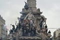 仏マルセイユで行われた労働法改正に抗議するデモで、噴水に集まったデモの参加者たち（2016年3月31日撮影）。(c)AFP/BORIS HORVAT