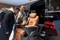 第7回中国国際輸入博覧会で、トヨタが出展したバリアフリー福祉自動車を参観する来場者（2024年11月7日撮影）。(c)People’s Daily/翁奇羽
