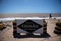 ブラジル・リオデジャネイロ州サンジョアンダバラ市のアタフォナビーチに立てられた「浸食」という名前のパブの看板（2022年2月7日撮影）。(c)MAURO PIMENTEL / AFP
