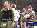 ロシアのNTVが放映したグルジアからの分離独立を目指す南オセチア自治州の州都ツヒンバリ（Tskhinvali）付近で、ココイトイ（Eduard Kokoity）自治州大統領（右）の映像（2008年8月7日撮影）。(c)AFP/NTV