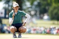 女子ゴルフ米国ツアーメジャー第2戦、全米女子オープン2日目。1番のグリーンでパットラインを読むネリー・コルダ（2024年5月31日撮影）。(c)Sarah Stier/Getty Images/AFP