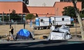 米カリフォルニア州ロサンゼルスで公開された応急仮設住宅と近くに設置された路上生活者のテント（2024年1月31日撮影）。(c)Frederic J. BROWN / AFP