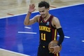20-21NBAプレーオフ、イースタンカンファレンス準決勝、フィラデルフィア・セブンティシクサーズ対アトランタ・ホークス。勝利を喜ぶアトランタ・ホークスのトレイ・ヤング（2021年6月20日撮影）。(c)Tim Nwachukwu/Getty Images/AFP