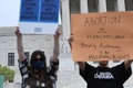 米首都ワシントンの最高裁前で、抗議活動をする人々（2022年5月3日撮影）。(c)Brendan SMIALOWSKI / AFP