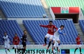 Jリーグ1部（J1）第4節、浦和レッドダイヤモンズ（Urawa Red Diamonds）対清水エスパルス（Shimizu S-Pulse）。無観客のスタジアムで試合に臨む両チームの選手（2014年3月23日撮影）。(c)AFP/TOSHIFUMI KITAMURA