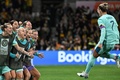 サッカー女子W杯オーストラリア・ニュージーランド大会、グループB、カナダ対オーストラリア。チーム4点目を入れてチームメートと喜ぶオーストラリアのステフ・キャトリー（右、2023年7月31日撮影）。(c)WILLIAM WEST / AFP