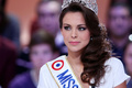 フランス・パリ（Paris）で、仏テレビ局カナルプリュス（Canal Plus）の番組「Le Grand Journal」のセットに登場したミス・フランス2013（Miss France 2013）のマリーヌ・ロルフェラン（Marine Lorphelin）さん（2012年12月10日撮影）。(c)AFP/THOMAS SAMSON