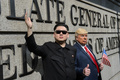 中国・香港の米国領事館前で、ドナルド・トランプ米大統領のそっくりさんとポーズをとる金正恩（キム・ジョンウン）朝鮮労働党委員長のそっくりさんのハワードXさん（2017年1月25日撮影）。(c)AFP/Anthony WALLACE
