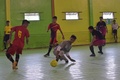 インドネシア・西ジャワ州のインドラマユで行われたフットサルの試合でプレーするゴールキーパーのエマン・スラエマンさん（中央、2018年2月3日撮影）。(c)AFP PHOTO / ADEK BERRY