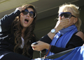 観戦に訪れたサッカー元アルゼンチン代表のディエゴ・マラドーナ（%%Diego Maradona%%）氏の娘のDalmaさん（左）とその母親のClaudia Villafaneさん。（2008年5月4日撮影）(c)AFP/JUAN MABROMATA
