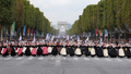 2007年9月23日、パリのシャンゼリゼ（Champs-Elysees）通りで行われたブルターニュ祭（Breizh Touch）のパレードでパフォーマンスをするケルト音楽のミュージシャンとダンサーら。(c)AFP/PIERRE VERDY