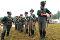 フランス皇帝ナポレオン（Napoleon）の遠征軍と帝政ロシア軍が激戦を繰り広げた1812年の「ボロジノの戦い」から今年で200年となることを記念し、モスクワ（Moscow）西方のボロジノ（Borodino）で2日、戦いを再現するイベントが行われた。

　当時の軍服や刀剣などを用いて戦いを忠実に再現したイベントには、ロシア政府が110万ドル（約8700万円）を出資。フランス側1550人、ロシア側1450人の兵士を演じる計3000人が参加。ジスカール・デスタン（Giscard d&apos;Estaing）仏元大統領と、ウラジーミル・プーチン（Vladimir Putin）露大統領も「観戦」に訪れた。これに先立ち、プーチン大統領の補佐官は「ボロジノの戦い」再現イベントを「若者の愛国教育」を広めるために活用したいと述べた。

　1812年9月7日の「ボロジノの戦い」は合戦では勝利しながら、戦争には負けた戦将の際立った例だ。

　ボロジノでは2万人のナポレオン軍が激戦の末に、兵力の多い4万5000人の露軍を破った。しかし痛手が大きかったため、ナポレオンはモスクワに進軍を開始する前に回復期間を置くことにした。この時にナポレオンはおそらく、敵方のクトゥーゾフ将軍が戦闘の翌日に一時撤退したことを知らなかったとされる。この休息の決断が、ナポレオンにとって致命的な誤算だった。

　帝政ロシア軍は兵力の半分を失っていたが、近くの村落で体制を立て直す時間ができ、戦術を練った。ナポレオン軍が入城したモスクワは、市民は脱出しもぬけの殻で、そこに焦土戦術が追い打ちをかけた。士気を失ったナポレオン軍は退却を余儀なくされた（2012年9月2日撮影）。(c)AFP/Kirill Kudryavtsev