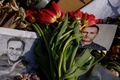 ロシアの反体制派指導者アレクセイ・ナワリヌイ氏の死を受けて、ドイツ・ベルリンのロシア大使館前に手向けられた花（2024年3月19日撮影）。(c)David GANNON / AFP