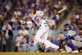 17MLBプレーオフ、ナ・リーグ優勝決定シリーズ（7回戦制）、ロサンゼルス・ドジャース対シカゴ・カブス。適時打を放つロサンゼルス・ドジャースのジャスティン・ターナー（2017年10月15日撮影）。(c)AFP/Getty Images/Harry How