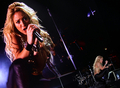 コロンビア出身の歌手シャキーラ（Shakira）が4月29日、アラブ首長国連邦（UAE）アブダビ（Abu Dhabi）で開催されたコンサートに出演した（4月29日撮影）。(c)AFP/KARIM SAHIB