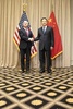 オーストリア・ウィーンで会談した中国の王小洪公安相（右）と米国のアレハンドロ・マヨルカス米国土安全保障長官（2024年2月18日撮影）。(c)TOBIAS STEINMAURER / APA / AFP