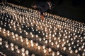 仏リヨン（Lyon）で開かれた、パリ（Paris）の風刺週刊紙シャルリー・エブド（Charlie Hebdo）本社襲撃事件の犠牲者追悼集会で、キャンドルをともす女性（2015年1月7日撮影）。(c)AFP/JEFF PACHOUD