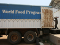 スーダン・北ダルフール（North Darfur）州のエルファシェル（El-Fasher）で撮影された世界食糧計画（World Food Programme、WFP）の物資輸送トラック。（2007年9月5日撮影）。(c)AFP/DON EMMERT