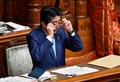 参議院本会議で眼鏡を掛ける安倍晋三首相（2019年11月20日撮影）。(c)Kazuhiro NOGI / AFP