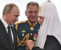 ロシアのウラジーミル・プーチン大統領（左）とロシア正教会の最高指導者キリル総主教（右、2017年7月30日撮影）。(c)Alexey NIKOLSKY / SPUTNIK / AFP